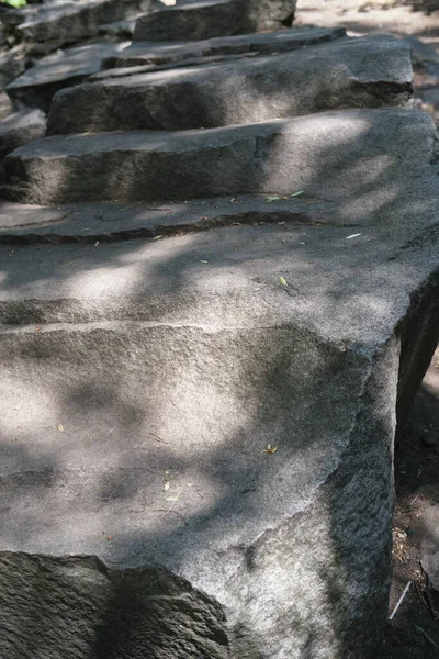 Büyük gri taşlardan yapılmış doğal merdivenler.