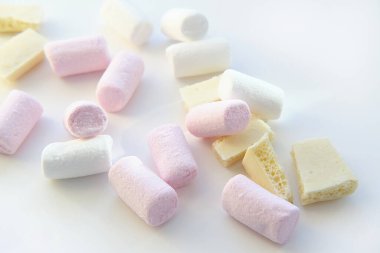 pembe ve beyaz şekerlemeler ve beyaz çikolata