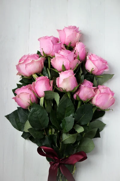 Bouquet de belles roses roses — Photo
