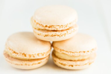 Üzerinde açık renkli vanilyalı kurabiye