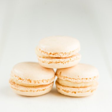 Üzerinde açık renkli vanilyalı kurabiye