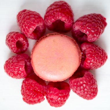 Ahududu ışık arka plan üzerinde ile Ahududu Macaroons