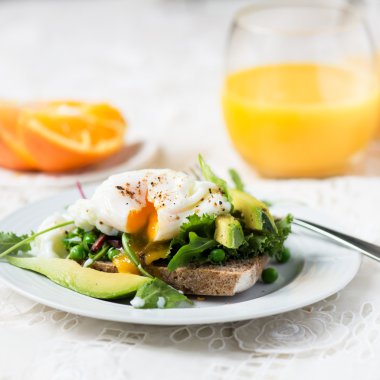  Tost ve yeşil salata, avokado ve bezelye ile haşlanmış yumurta