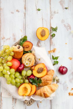 Şeftali, Erik, Üzüm ve Pastrie ile İlkbahar veya Yaz Konsepti