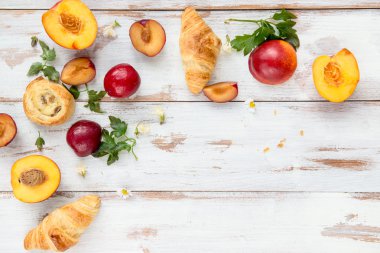 Şeftali, Erik, Üzüm ve Pastrie ile İlkbahar veya Yaz Konsepti