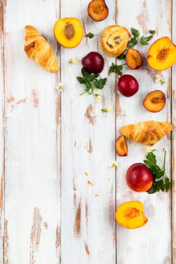 Şeftali, Erik, Üzüm ve Pastrie ile İlkbahar veya Yaz Konsepti