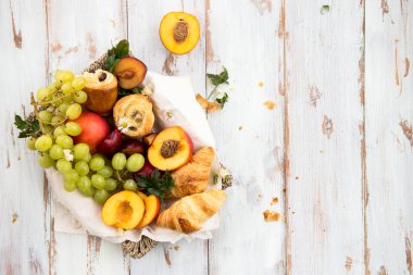 Şeftali, Erik, Üzüm ve Pastrie ile İlkbahar veya Yaz Konsepti