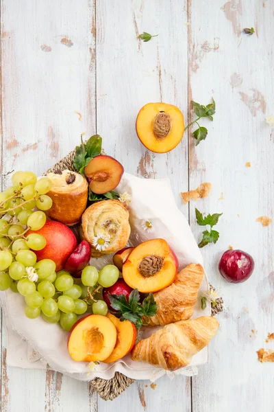 Şeftali, Erik, Üzüm ve Pastrie ile İlkbahar veya Yaz Konsepti