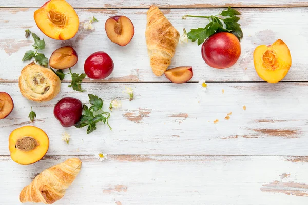 Şeftali, Erik, Üzüm ve Pastrie ile İlkbahar veya Yaz Konsepti