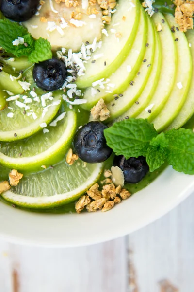 Healthy Green Smoothie in the Bow — Stock Photo, Image