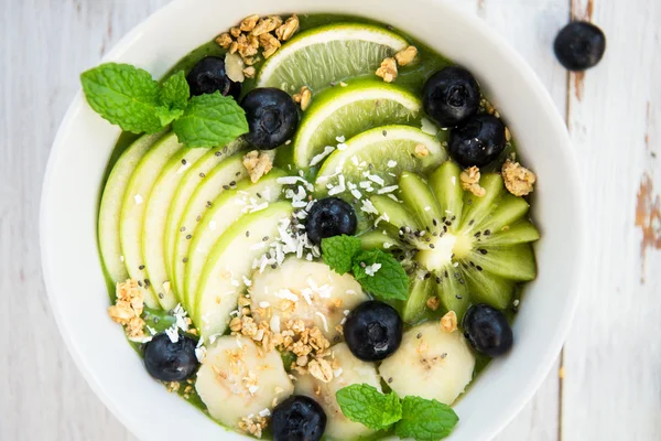 Healthy Green Smoothie in the Bow — Stock Photo, Image