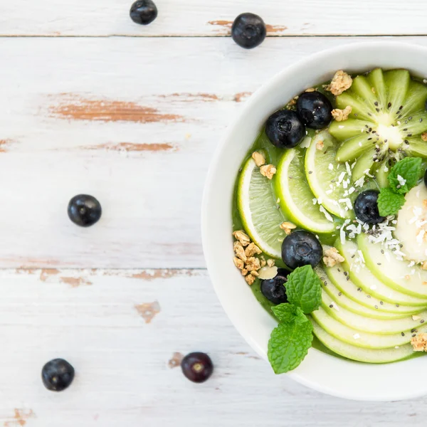 Hälsosam grön smoothie i fören — Stockfoto