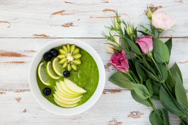 Healthy Green Smoothie in the Bow — Stock Photo, Image