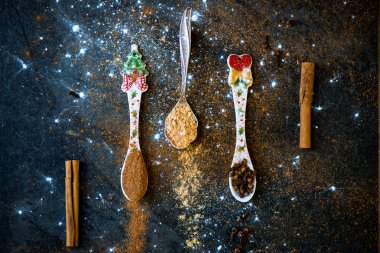 Noel Gingerbread çerezleri kaşık için baharat