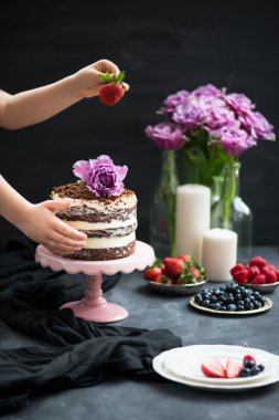 Çikolatalı kek, çilek, mumlar ve menekşe papağan laleler