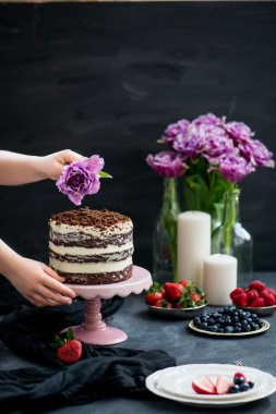 Çikolatalı kek, çilek, mumlar ve menekşe papağan laleler