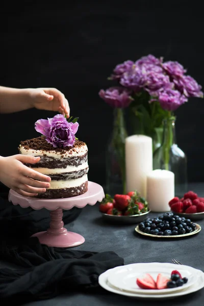 Çikolatalı kek, çilek, mumlar ve menekşe papağan laleler