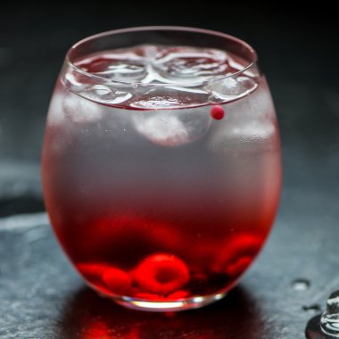 Çilek ve buz ile soğuk su içmek