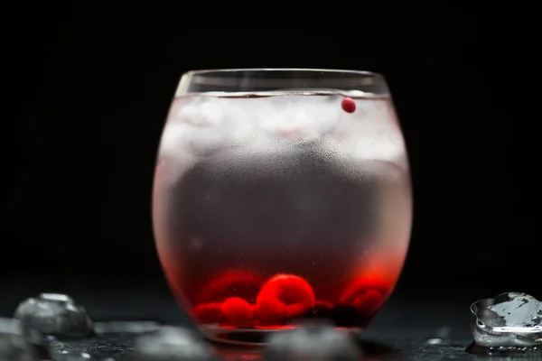 Kaltwassergetränk mit Beeren und Eis — Stockfoto