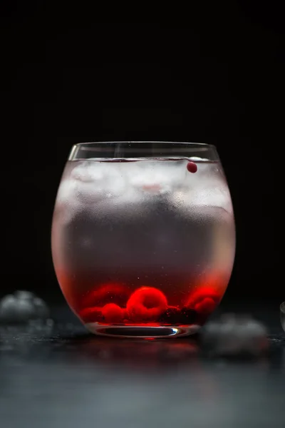 Bebida de agua fría con bayas y hielo —  Fotos de Stock