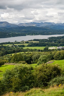 Bir hava görünümü Windermere Gölü kıyısındaki Orrest tepeden