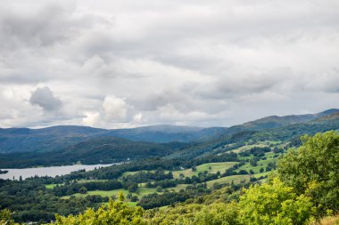 Bir hava görünümü Windermere Gölü kıyısındaki Orrest tepeden