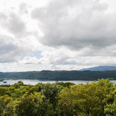 Bir hava görünümü Windermere Gölü kıyısındaki Orrest tepeden