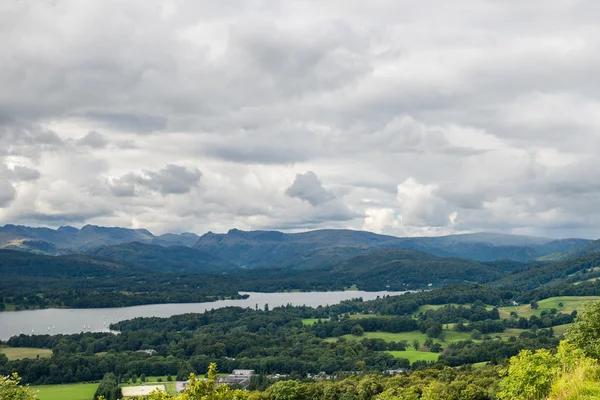 Eine Luftaufnahme des windermere Sees aus der Vogelperspektive — Stockfoto