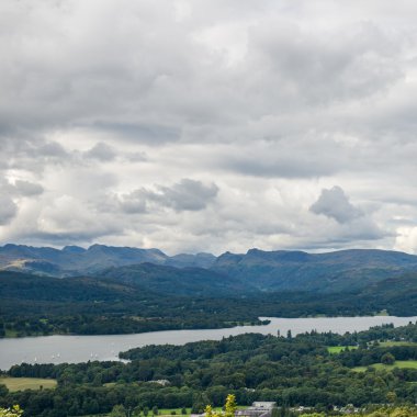 Bir hava görünümü Windermere Gölü kıyısındaki Orrest tepeden