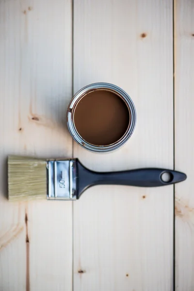 Husrenovering, brun färg kan och borste — Stockfoto