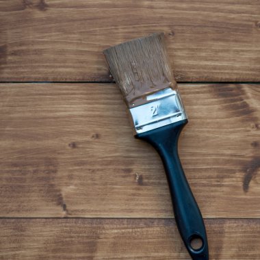 Ev yenileme, kahverengi boya ve fırça