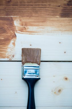 Ev yenileme, kahverengi boya ve fırça