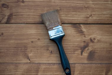 Ev yenileme, kahverengi boya ve fırça