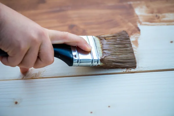 Husrenovering, brun färg kan och borste — Stockfoto