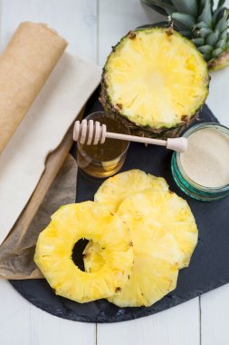 Ev yapımı ananas Bal Sırlı tart için malzemeler 