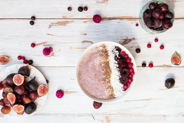 Sağlıklı muz ve çilek Smoothie kase