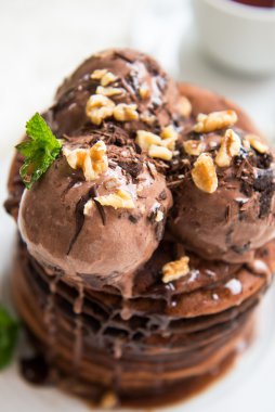 Çikolatalı dondurma ile ev yapımı çikolatalı krep yığını