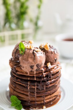 Çikolatalı dondurma ile ev yapımı çikolatalı krep yığını