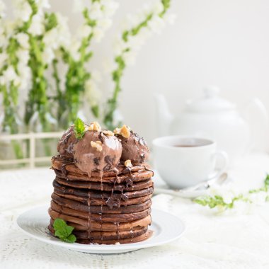 Çikolatalı dondurma ile ev yapımı çikolatalı krep yığını