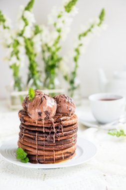 Çikolatalı dondurma ile ev yapımı çikolatalı krep yığını