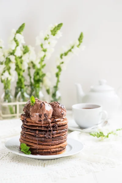 Zelfgemaakte chocolade pannenkoeken met chocolade-ijs-stapel — Stockfoto