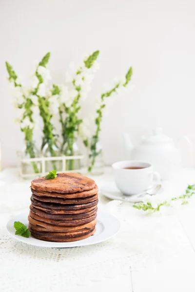 Stapel zelfgemaakte chocolade pannenkoeken voor het ontbijt — Stockfoto