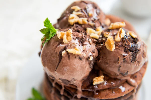 Pilha de panquecas de chocolate caseiro com sorvete de chocolate — Fotografia de Stock