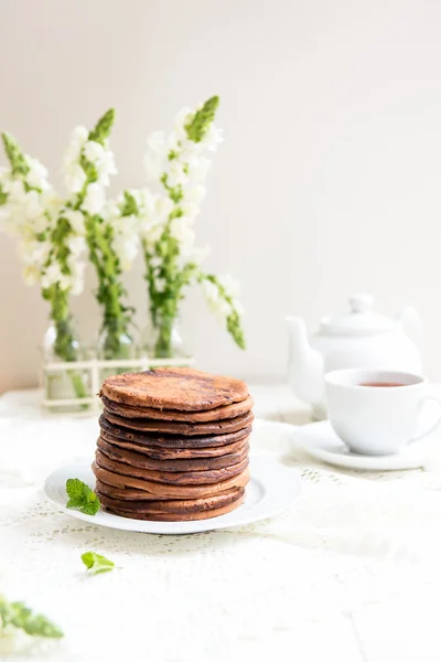 Stapel zelfgemaakte chocolade pannenkoeken voor het ontbijt — Stockfoto
