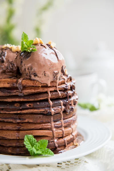Zelfgemaakte chocolade pannenkoeken met chocolade-ijs-stapel — Stockfoto