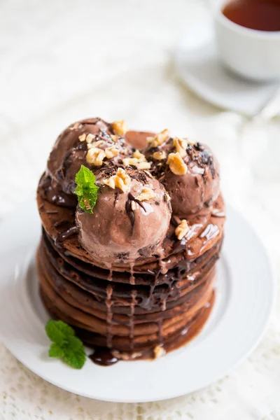 Stapel hausgemachter Schokoladen-Pfannkuchen mit Schokoladeneis — Stockfoto