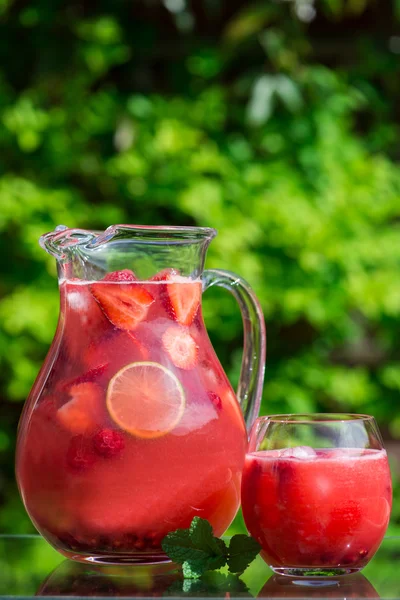 Taze ev yapımı çilek ve ahududu limonata — Stok fotoğraf