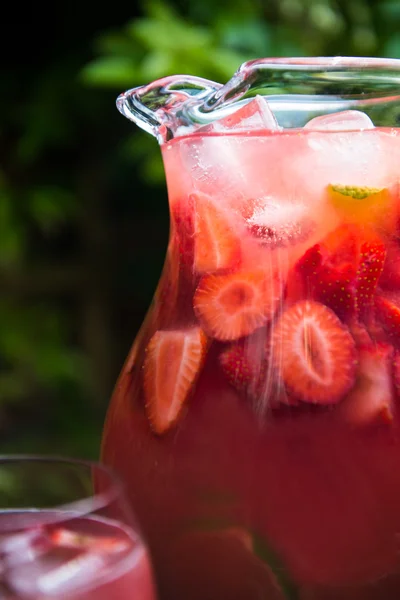 Fresh Homemade Strawberry and Raspberry Lemonade — Stock Photo, Image