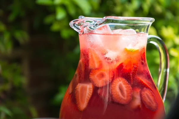 Fraise fraîche maison et limonade framboise — Photo