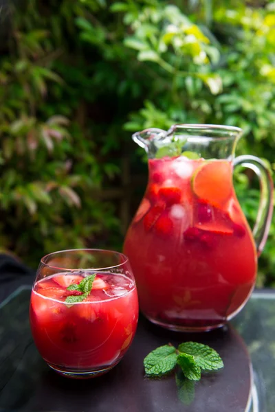 新鮮な自家製イチゴとラズベリー レモネード — ストック写真